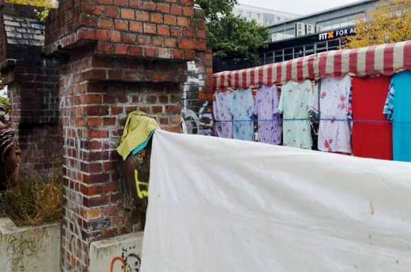 M&auml;rkischer Brunnen im Marktgeschehen, Foto: Juhnke