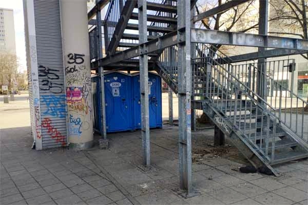 Sichtsperre mit einer nie benutzten Treppe. Foto: Juhnke