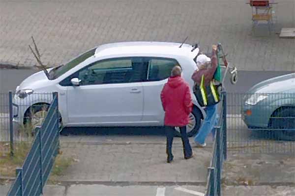 Falschparker am Fussg&auml;nger-Durchgang, Foto: Juhnke
