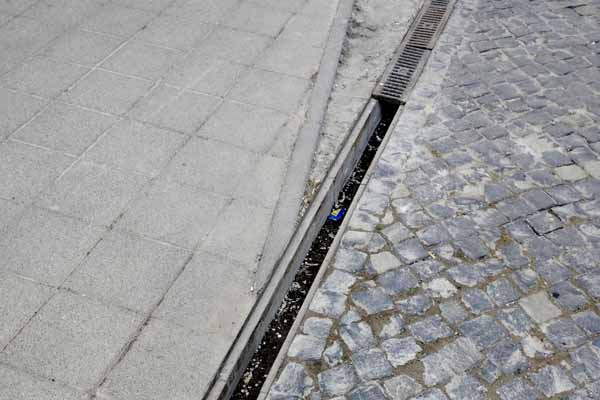 Stolperfalle fehlendes Gitter, Foto: Juhnke