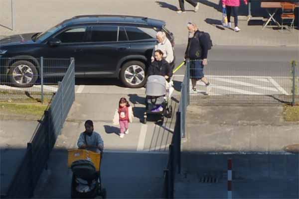 Falschparker am Fussg&auml;nger-Durchgang Foto: Juhnke