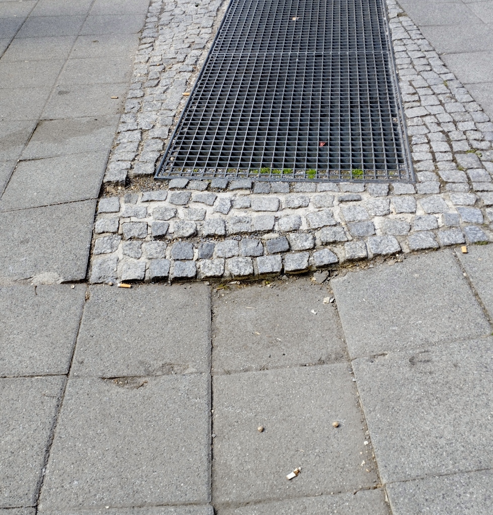 Stolperfalle mitten auf dem Datheplatz, Foto: Juhnke